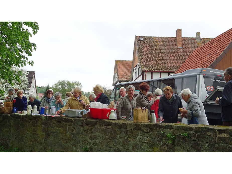 Frühstück vor der Kirche Neuberich